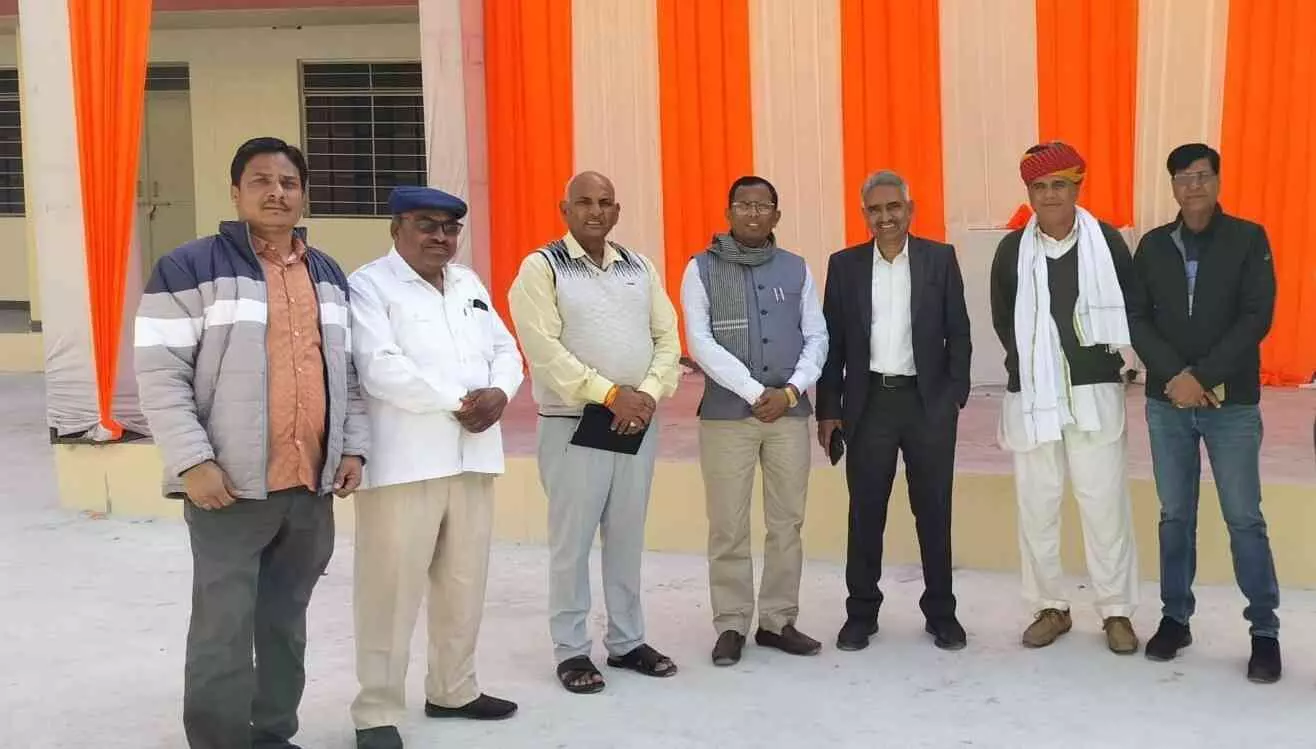 भूपालसागर के विद्यालय में नवनिर्मित भवन का निरीक्षण करते शिक्षा विभाग के अधिकारी और उपस्थित गणमान्य लोग। भूपालसागर के विद्यालय में नवनिर्मित भवन का निरीक्षण करते शिक्षा विभाग के अधिकारी और उपस्थित गणमान्य लोग।