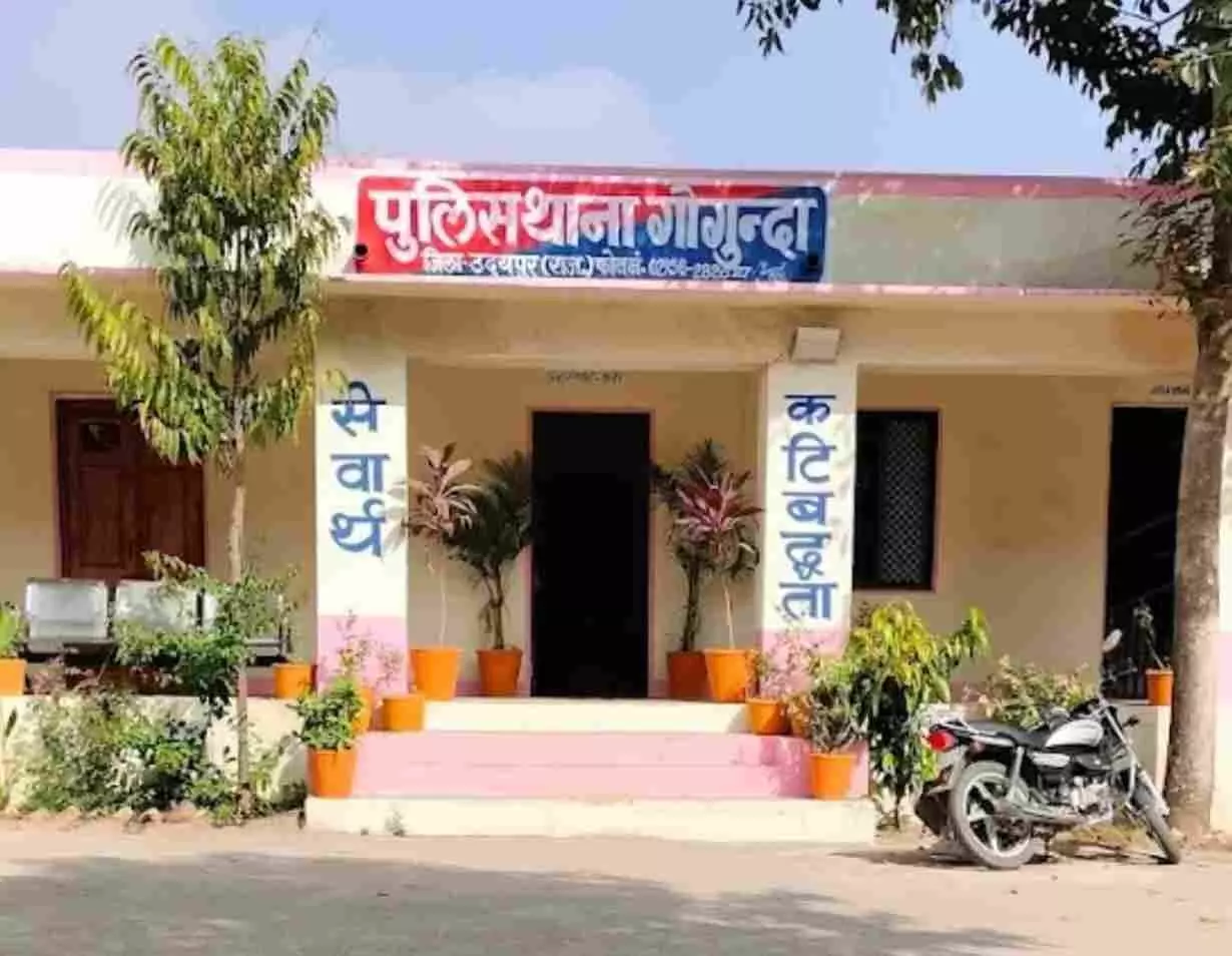 गोगुंदा पुलिस थाने के बाहर जब्त गांजा और मोटरसाइकिल के साथ खड़े पुलिसकर्मी और आरोपी। गोगुंदा पुलिस थाने के बाहर जब्त गांजा और मोटरसाइकिल के साथ खड़े पुलिसकर्मी और आरोपी।