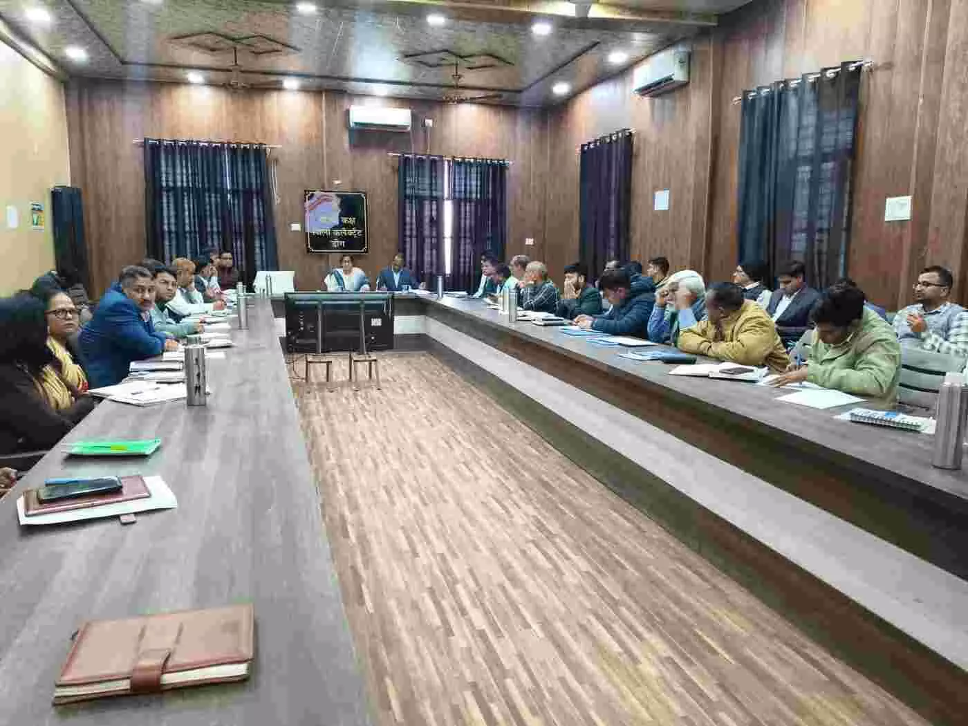 डीग में जिला स्तरीय समीक्षा बैठक के दौरान पंचायत समिति सभागार में अधिकारियों को निर्देशित करतीं संभागीय आयुक्त। डीग में जिला स्तरीय समीक्षा बैठक के दौरान पंचायत समिति सभागार में अधिकारियों को निर्देशित करतीं संभागीय आयुक्त।