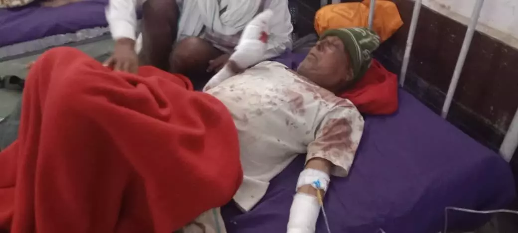 सवाई माधोपुर के अस्पताल में उपचार के लिए भर्ती जंगली जानवर के हमले में घायल बुजुर्ग। सवाई माधोपुर के अस्पताल में उपचार के लिए भर्ती जंगली जानवर के हमले में घायल बुजुर्ग।