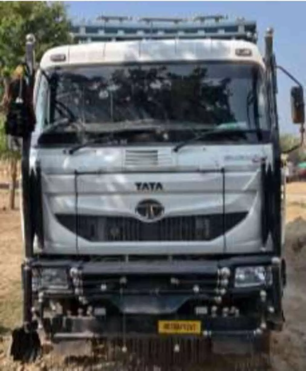 सवाई माधोपुर पुलिस द्वारा बरामद किया गया चोरी का डम्पर और पुलिस टीम के साथ खड़ा अभियुक्त। सवाई माधोपुर पुलिस द्वारा बरामद किया गया चोरी का डम्पर और पुलिस टीम के साथ खड़ा अभियुक्त।