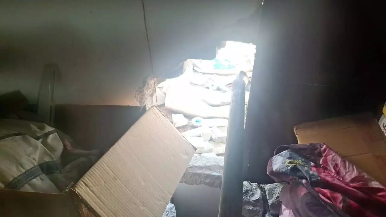चित्तौड़गढ़ में चोरी की घटना के बाद शोरूम के बाहर जांच करती पुलिस और एकत्रित स्थानीय लोग। चित्तौड़गढ़ में चोरी की घटना के बाद शोरूम के बाहर जांच करती पुलिस और एकत्रित स्थानीय लोग।