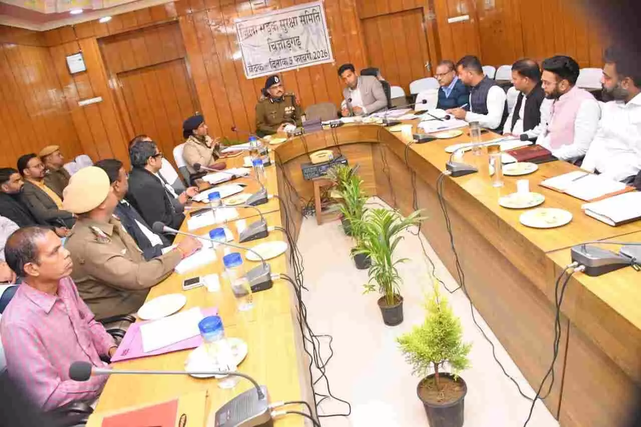 चित्तौड़गढ़ कलेक्ट्रेट सभागार में सड़क सुरक्षा बैठक की अध्यक्षता करते जिला कलक्टर और महानिदेशक ट्रैफिक। चित्तौड़गढ़ कलेक्ट्रेट सभागार में सड़क सुरक्षा बैठक की अध्यक्षता करते जिला कलक्टर और महानिदेशक ट्रैफिक।