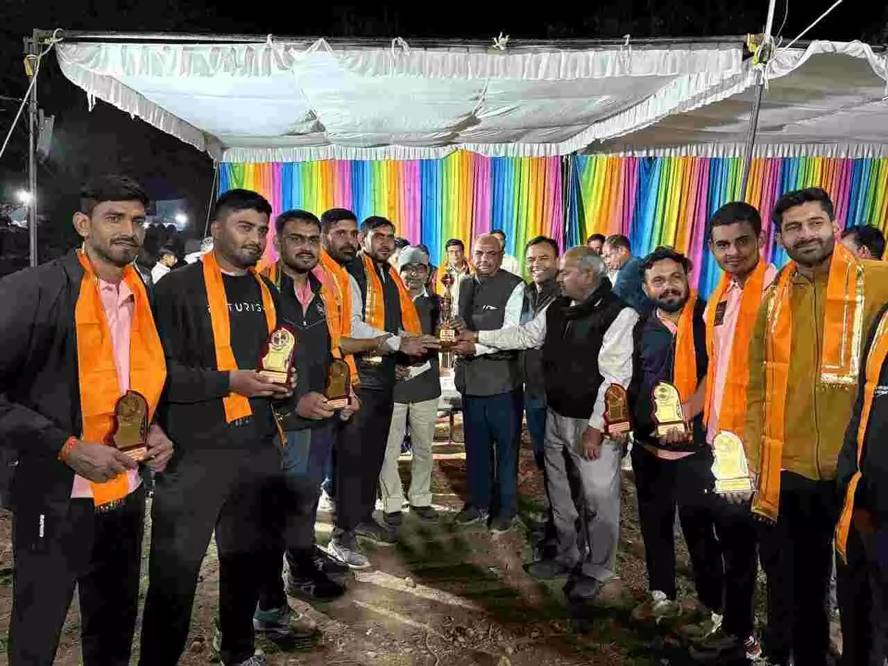 चित्तौड़गढ़ के बिलोदा में वॉलीबॉल प्रतियोगिता के समापन पर ट्रॉफी के साथ विजेता टीम और अतिथि। चित्तौड़गढ़ के बिलोदा में वॉलीबॉल प्रतियोगिता के समापन पर ट्रॉफी के साथ विजेता टीम और अतिथि।