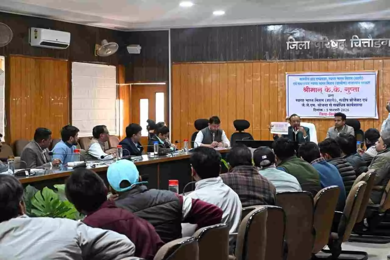 चित्तौड़गढ़ जिला परिषद सभागार में स्वच्छता समीक्षा बैठक के दौरान चर्चा करते ब्रांड एम्बेसडर के.के. गुप्ता और प्रशासनिक अधिकारी। चित्तौड़गढ़ जिला परिषद सभागार में स्वच्छता समीक्षा बैठक के दौरान चर्चा करते ब्रांड एम्बेसडर के.के. गुप्ता और प्रशासनिक अधिकारी।