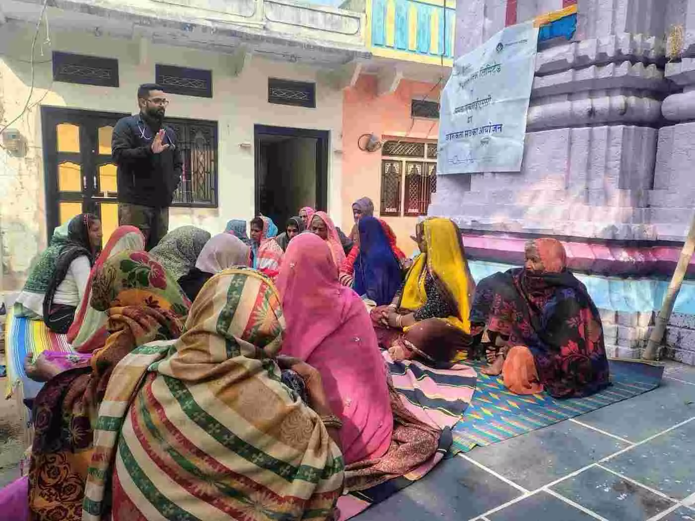 मोबाइल हेल्थ वैन के पास डॉक्टर द्वारा ग्रामीण महिला की कैंसर स्क्रीनिंग और स्वास्थ्य जांच का दृश्य। मोबाइल हेल्थ वैन के पास डॉक्टर द्वारा ग्रामीण महिला की कैंसर स्क्रीनिंग और स्वास्थ्य जांच का दृश्य।