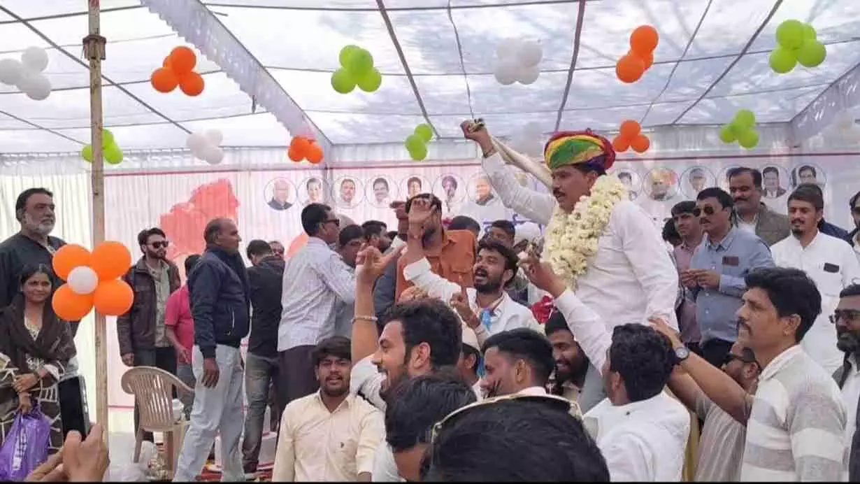 गांधीनगर गौशाला में गाय को चारा खिलाते कांग्रेस जिलाध्यक्ष प्रमोद सिसोदिया और अन्य पार्टी कार्यकर्ता। गांधीनगर गौशाला में गाय को चारा खिलाते कांग्रेस जिलाध्यक्ष प्रमोद सिसोदिया और अन्य पार्टी कार्यकर्ता।