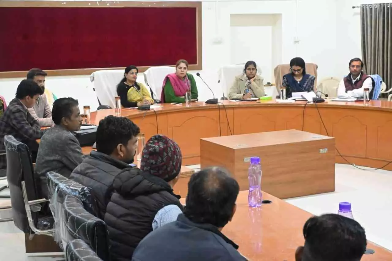 भदेसर पंचायत समिति में मतदाता सूची समीक्षा बैठक के दौरान अधिकारियों को निर्देश देतीं संभागीय आयुक्त प्रज्ञा केवल रमानी। भदेसर पंचायत समिति में मतदाता सूची समीक्षा बैठक के दौरान अधिकारियों को निर्देश देतीं संभागीय आयुक्त प्रज्ञा केवल रमानी।