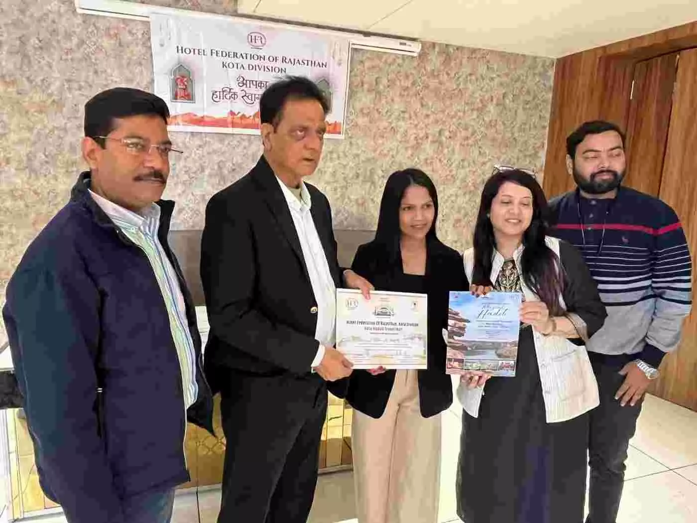 होटल फेडरेशन राजस्थान द्वारा कोटा में आयोजित समारोह में इन्फ्लुएंसर्स को प्रमाण पत्र देते पदाधिकारी। होटल फेडरेशन राजस्थान द्वारा कोटा में आयोजित समारोह में इन्फ्लुएंसर्स को प्रमाण पत्र देते पदाधिकारी।