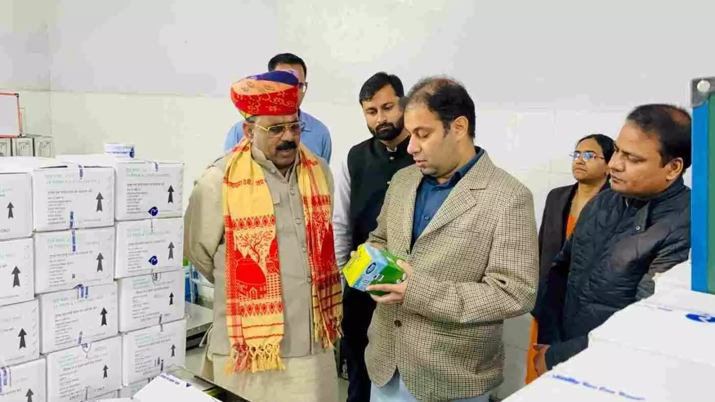 कोटा में सरस डेयरी प्लांट का निरीक्षण करते हुए जिला कलेक्टर पीयूष समारिया और चेयरमैन चैन सिंह राठौड़।