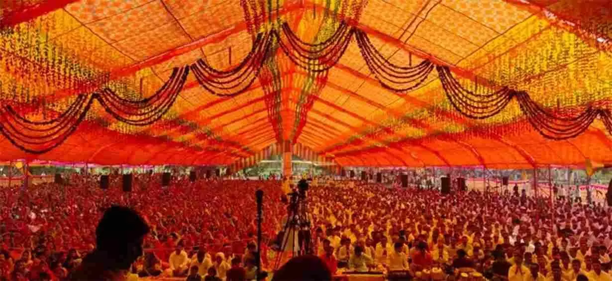 धतुरिया गांव में श्रीमद भागवत कथा के दौरान मंच पर आरती करते अतिथि और श्रद्धालु।