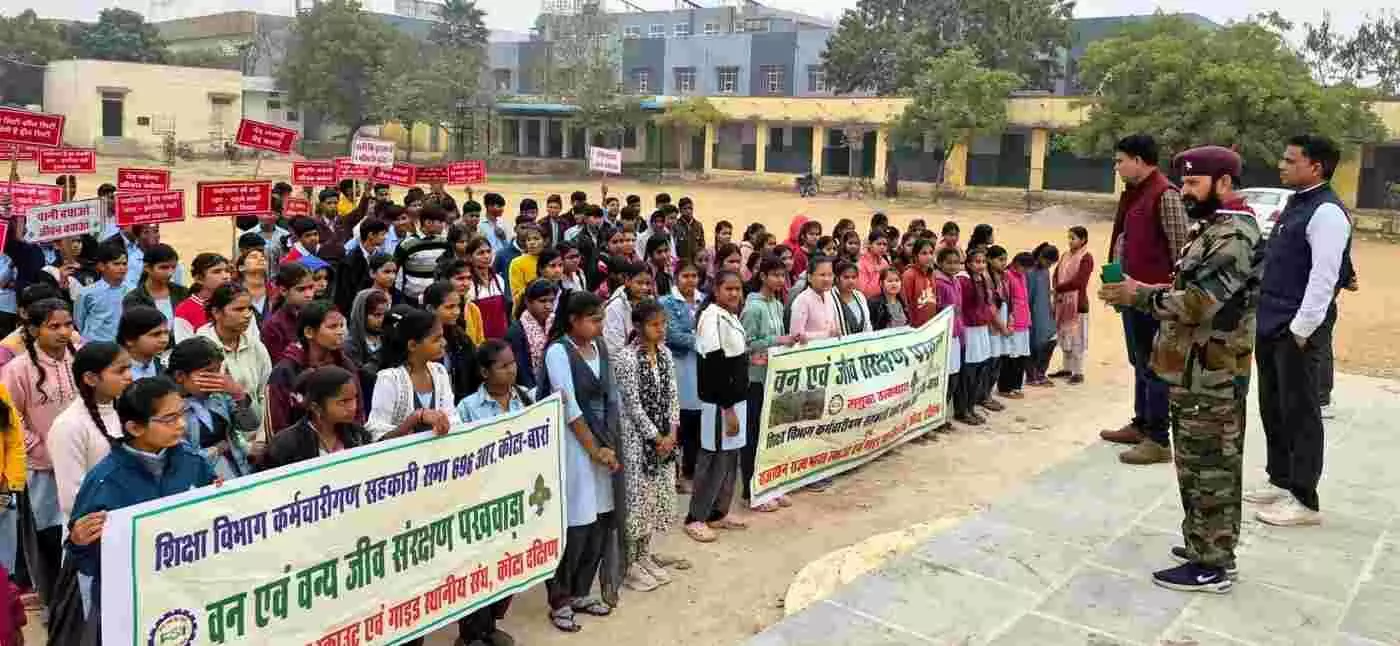नयागांव कोटा में वन संरक्षण रैली निकालते हुए स्काउट गाइड और स्कूली विद्यार्थी।