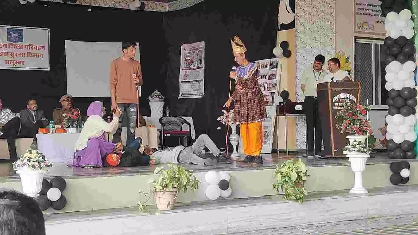 लवकुश शिक्षण संस्थान सलूंबर में सड़क सुरक्षा समापन समारोह के दौरान मंचासीन अतिथि और उपस्थित विद्यार्थी।