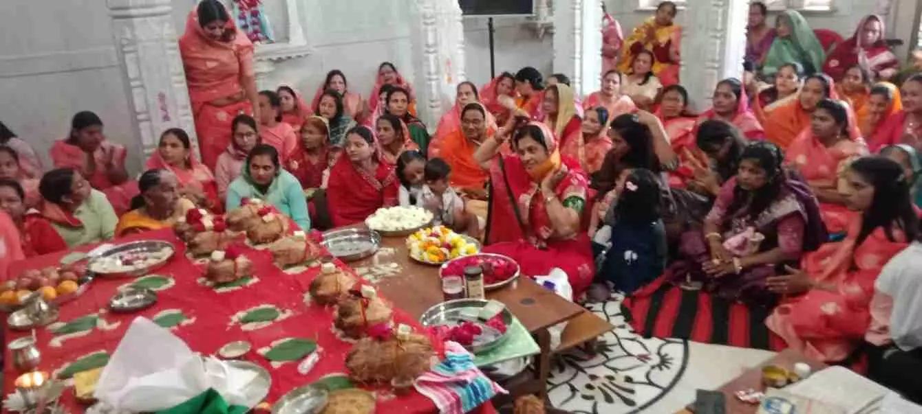 रावतभाटा में सुविधिनाथ जैन मंदिर के शिखर पर ध्वजा चढ़ाते श्रद्धालु और धार्मिक अनुष्ठान का दृश्य। रावतभाटा में सुविधिनाथ जैन मंदिर के शिखर पर ध्वजा चढ़ाते श्रद्धालु और धार्मिक अनुष्ठान का दृश्य।