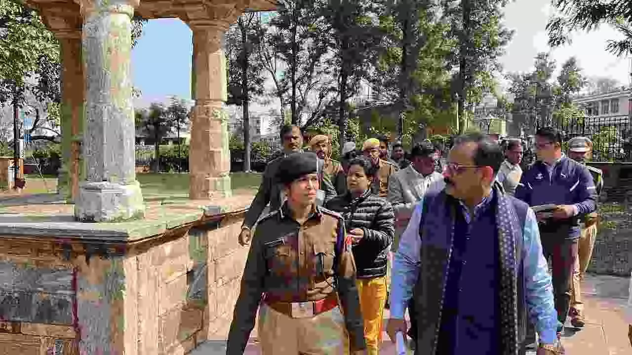 रक्त तलाई में अधिकारियों की टीम ऐतिहासिक धरोहर का निरीक्षण और सफाई व्यवस्था का जायजा लेते हुए। रक्त तलाई में अधिकारियों की टीम ऐतिहासिक धरोहर का निरीक्षण और सफाई व्यवस्था का जायजा लेते हुए।