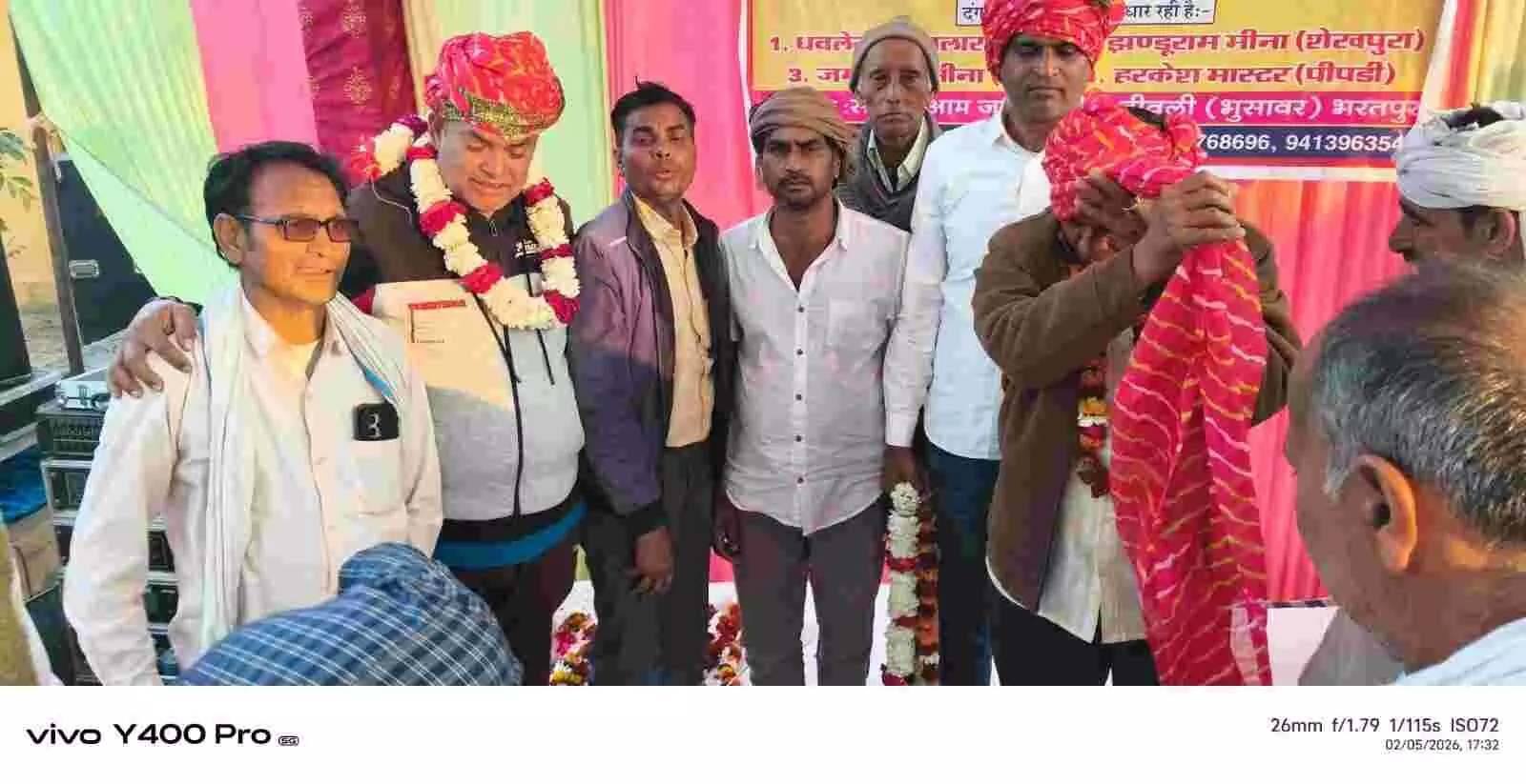 भुसावर के दीवली गांव में पद दंगल कार्यक्रम के दौरान मंच पर गायन प्रस्तुति देते कलाकार और श्रोता। भुसावर के दीवली गांव में पद दंगल कार्यक्रम के दौरान मंच पर गायन प्रस्तुति देते कलाकार और श्रोता।