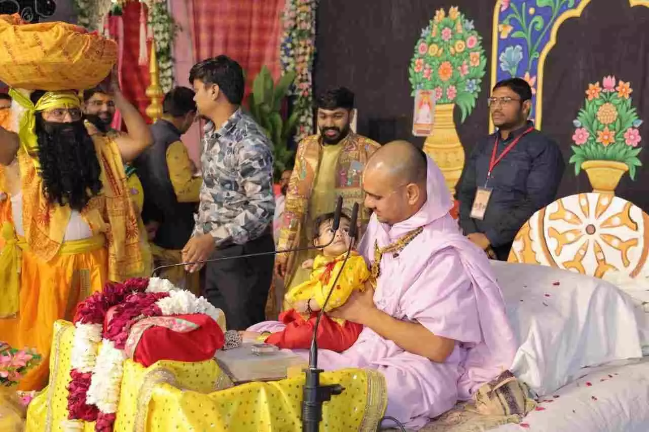 भीलवाड़ा में श्रीमद् भागवत कथा के दौरान कृष्ण जन्मोत्सव मनाते श्रद्धालु और व्यास पीठ पर विराजे संत। भीलवाड़ा में श्रीमद् भागवत कथा के दौरान कृष्ण जन्मोत्सव मनाते श्रद्धालु और व्यास पीठ पर विराजे संत।