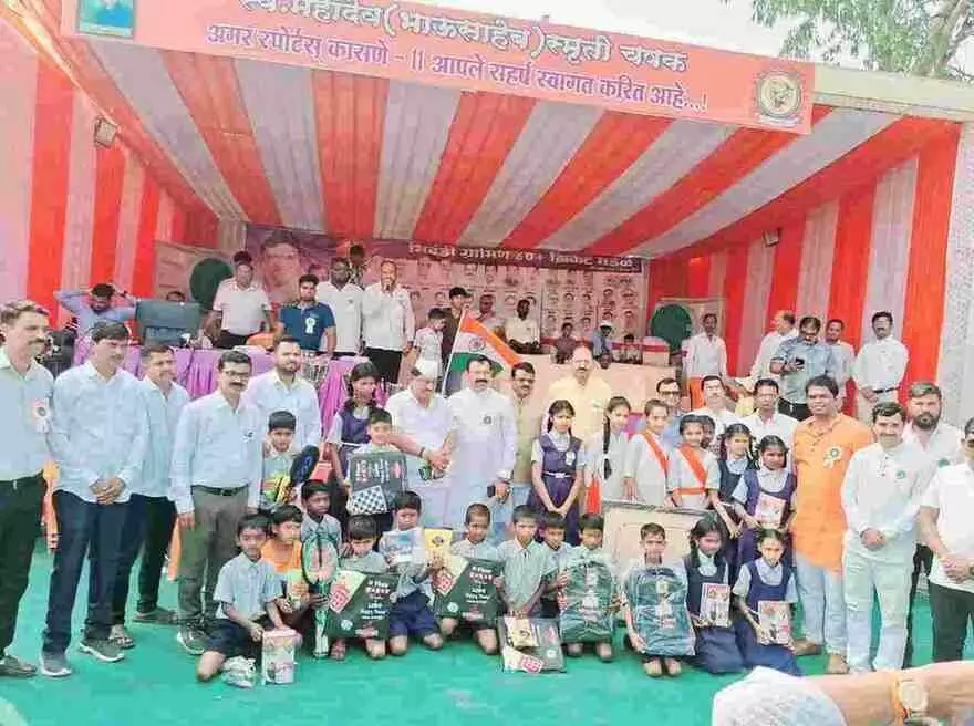 भिवंडी के कासणे में गणतंत्र दिवस समारोह के दौरान खिलाड़ियों को पुरस्कृत करते अतिथि और ग्रामीण। भिवंडी के कासणे में गणतंत्र दिवस समारोह के दौरान खिलाड़ियों को पुरस्कृत करते अतिथि और ग्रामीण।