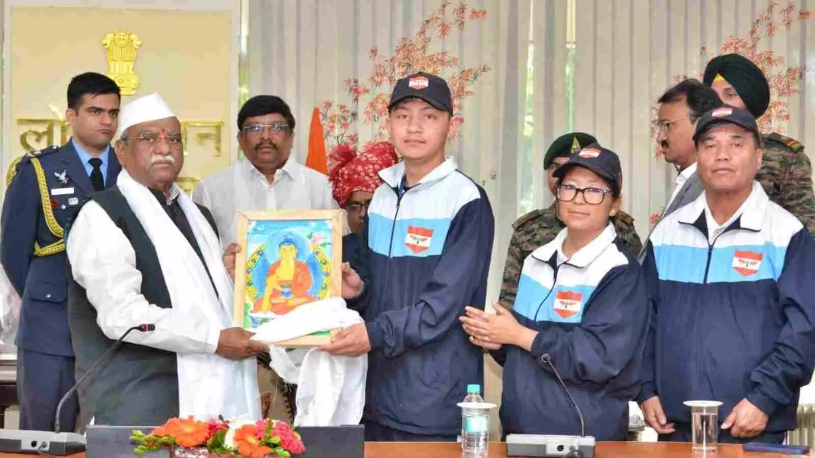 जयपुर के लोकभवन में राज्यपाल हरिभाऊ बागडे और उप मुख्यमंत्री प्रेमचंद बैरवा लद्दाख के दिव्यांग विद्यार्थियों के साथ समूह चित्र में। जयपुर के लोकभवन में राज्यपाल हरिभाऊ बागडे और उप मुख्यमंत्री प्रेमचंद बैरवा लद्दाख के दिव्यांग विद्यार्थियों के साथ समूह चित्र में।