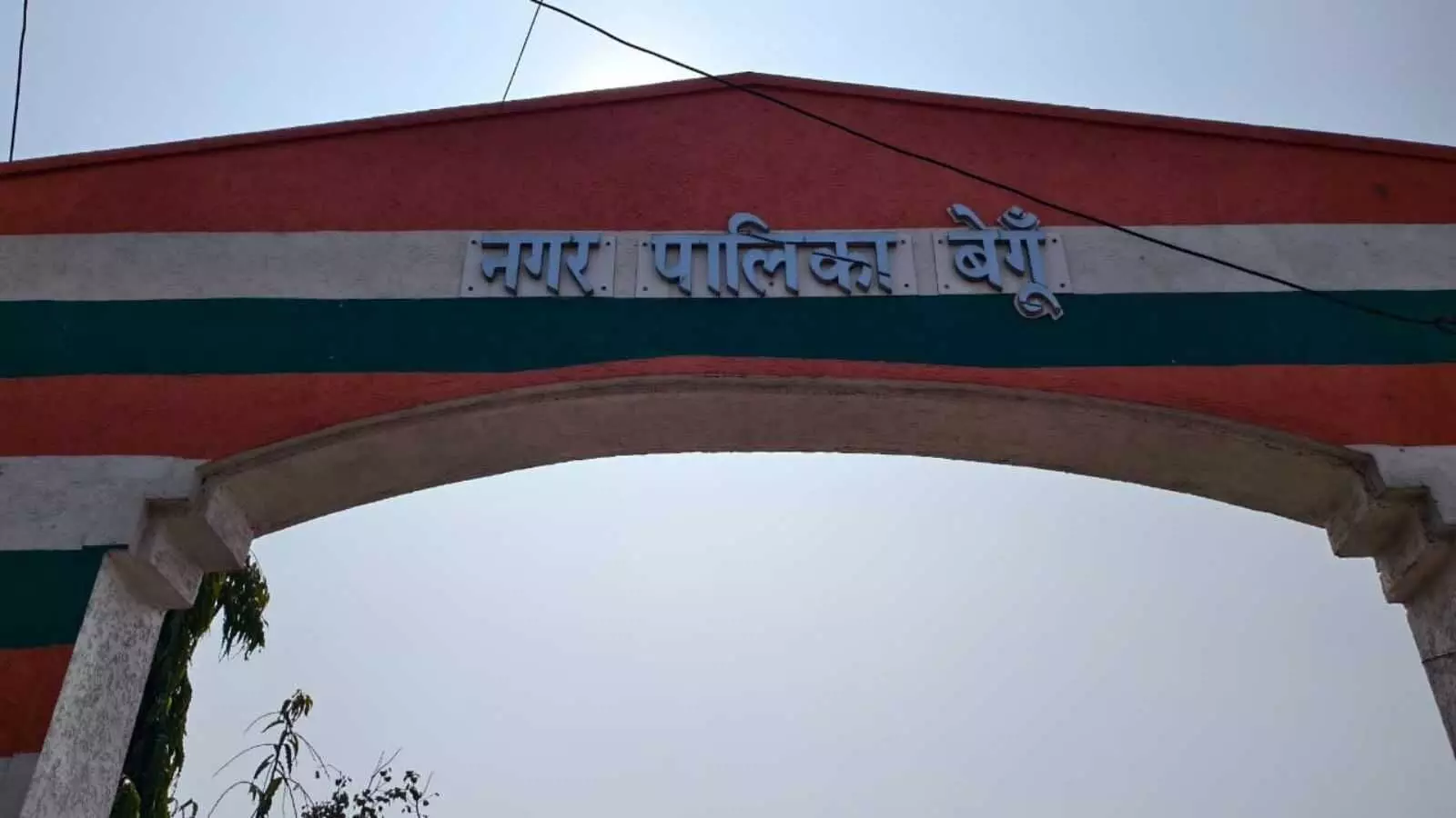 राजस्थान विधानसभा जयपुर के बाहर नगर पालिका चुनाव नियम संशोधन पर चर्चा करते राजनीतिक कार्यकर्ता। राजस्थान विधानसभा जयपुर के बाहर नगर पालिका चुनाव नियम संशोधन पर चर्चा करते राजनीतिक कार्यकर्ता।