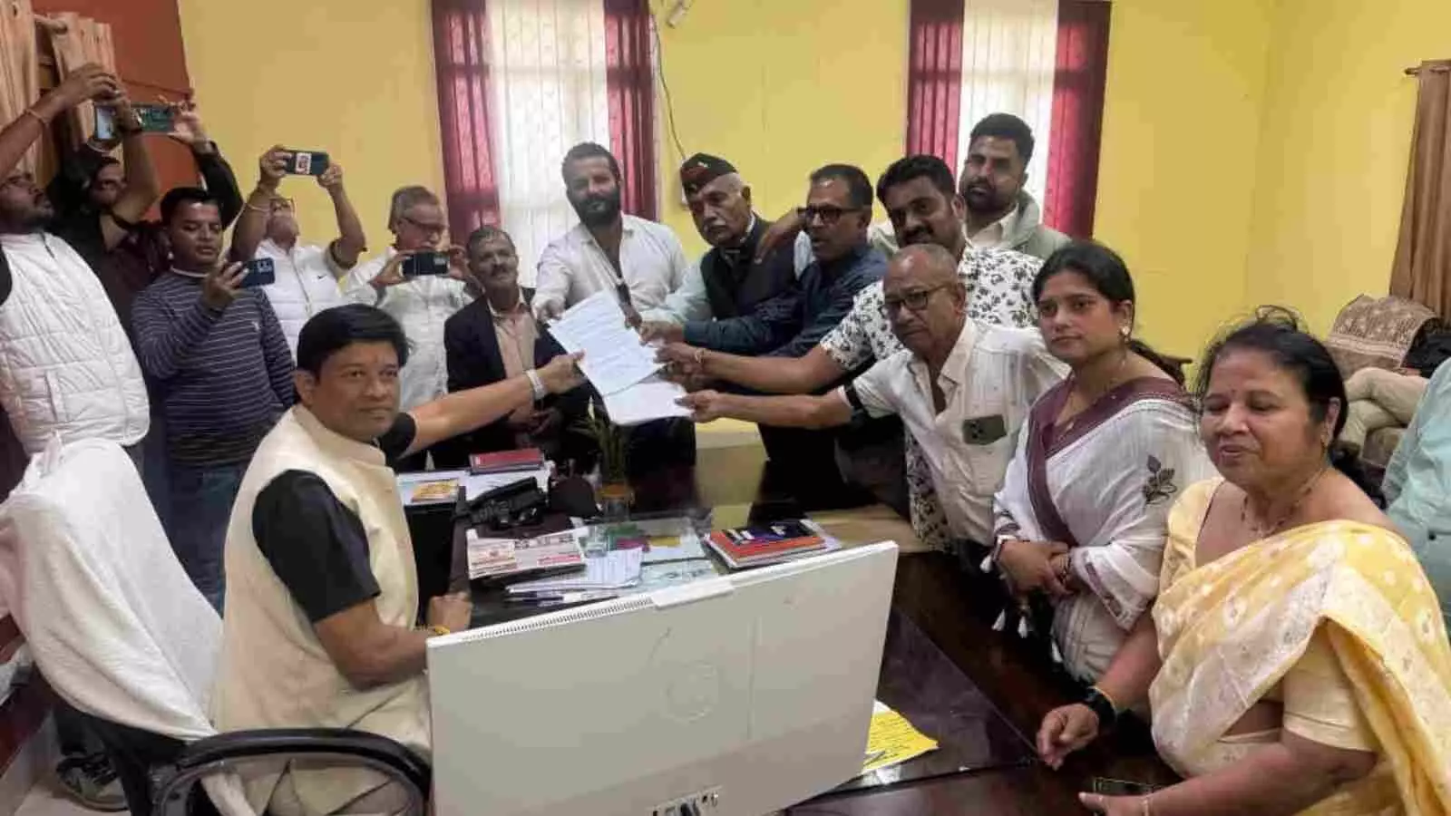 प्रतापगढ़ के गांधी चौराहा पर यूजीसी प्रावधानों के विरोध में वाहन रैली निकालते हुए सामान्य समाज के लोग।