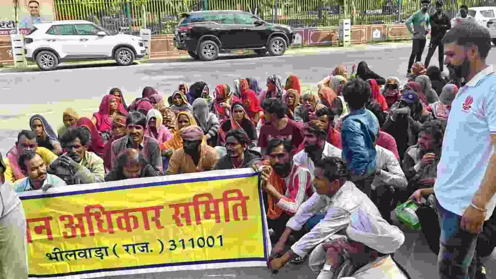 भीलवाड़ा जिला कलेक्ट्रेट पर ज्ञापन सौंपते जन अधिकार समिति के सदस्य और प्रभावित रंगास्वामी घुमन्तु परिवार। भीलवाड़ा जिला कलेक्ट्रेट पर ज्ञापन सौंपते जन अधिकार समिति के सदस्य और प्रभावित रंगास्वामी घुमन्तु परिवार।