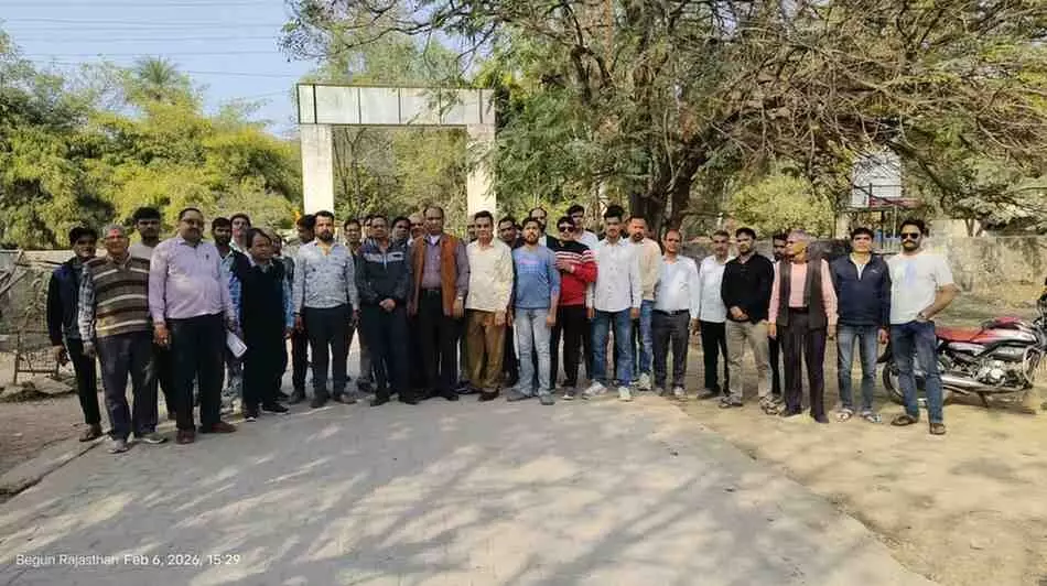 बेगूँ में सर्राफा व्यापार महासंघ के सदस्य पुलिस अधीक्षक को सुरक्षा की मांग हेतु ज्ञापन सौंपते हुए। बेगूँ में सर्राफा व्यापार महासंघ के सदस्य पुलिस अधीक्षक को सुरक्षा की मांग हेतु ज्ञापन सौंपते हुए।