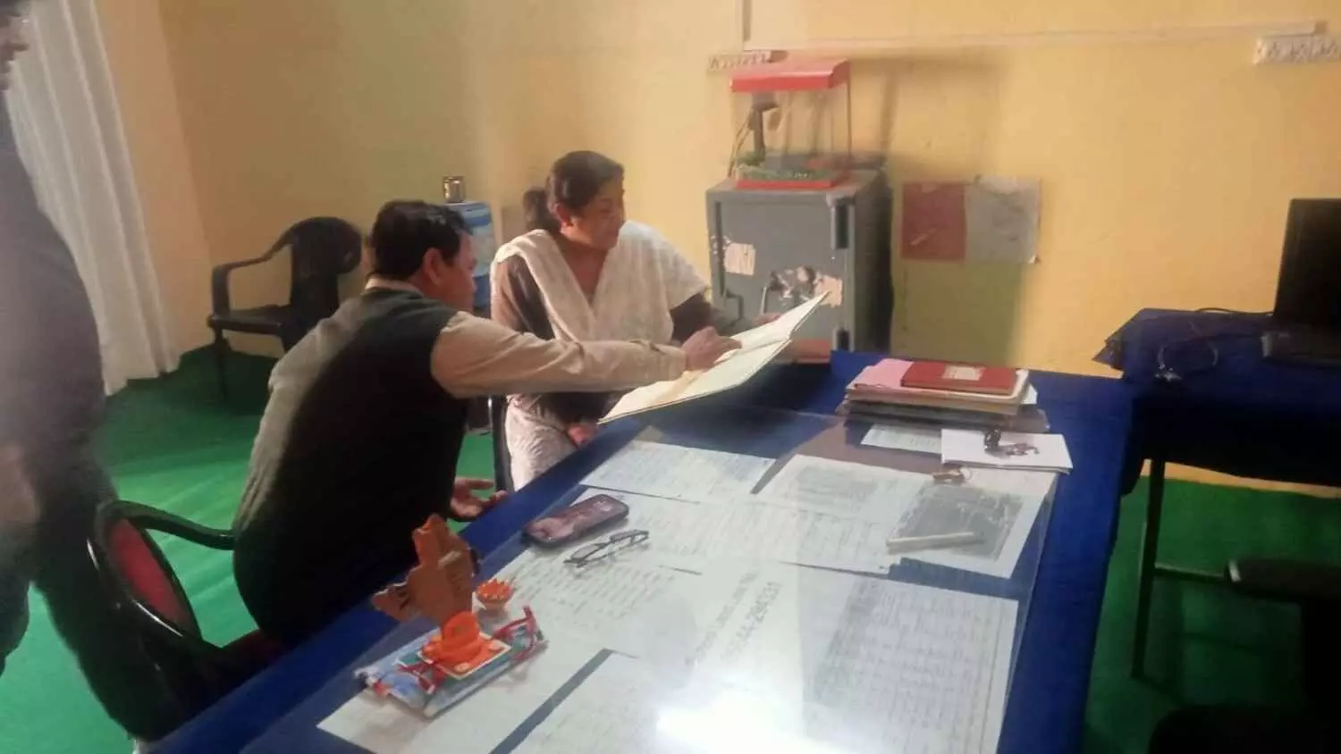 ग्राम पैंगोर के सरकारी विद्यालय में सुविधाओं का निरीक्षण करतीं संभागीय आयुक्त नलिनी कठोतिया और प्रशासनिक अधिकारी। ग्राम पैंगोर के सरकारी विद्यालय में सुविधाओं का निरीक्षण करतीं संभागीय आयुक्त नलिनी कठोतिया और प्रशासनिक अधिकारी।
