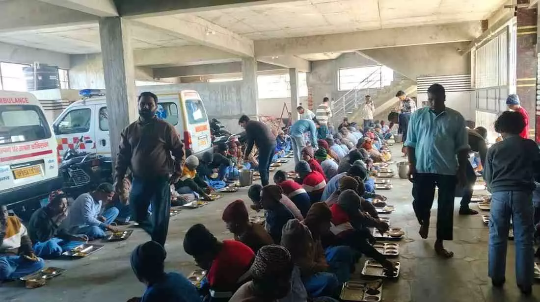 अपना घर कोकिलावन में राजरानी सोनी की पुण्यतिथि पर भोजन वितरण करते गौरव सोनी और अन्य सदस्य। अपना घर कोकिलावन में राजरानी सोनी की पुण्यतिथि पर भोजन वितरण करते गौरव सोनी और अन्य सदस्य।