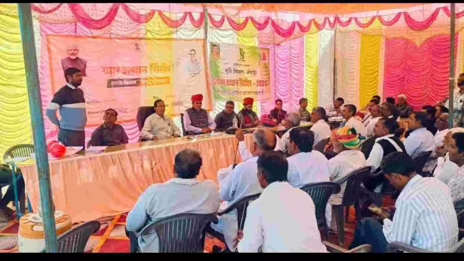 राजस्थान के ग्राम उत्थान शिविर में काउंटर पर योजना का लाभ लेने के लिए आवेदन करते ग्रामीण। राजस्थान के ग्राम उत्थान शिविर में काउंटर पर योजना का लाभ लेने के लिए आवेदन करते ग्रामीण।