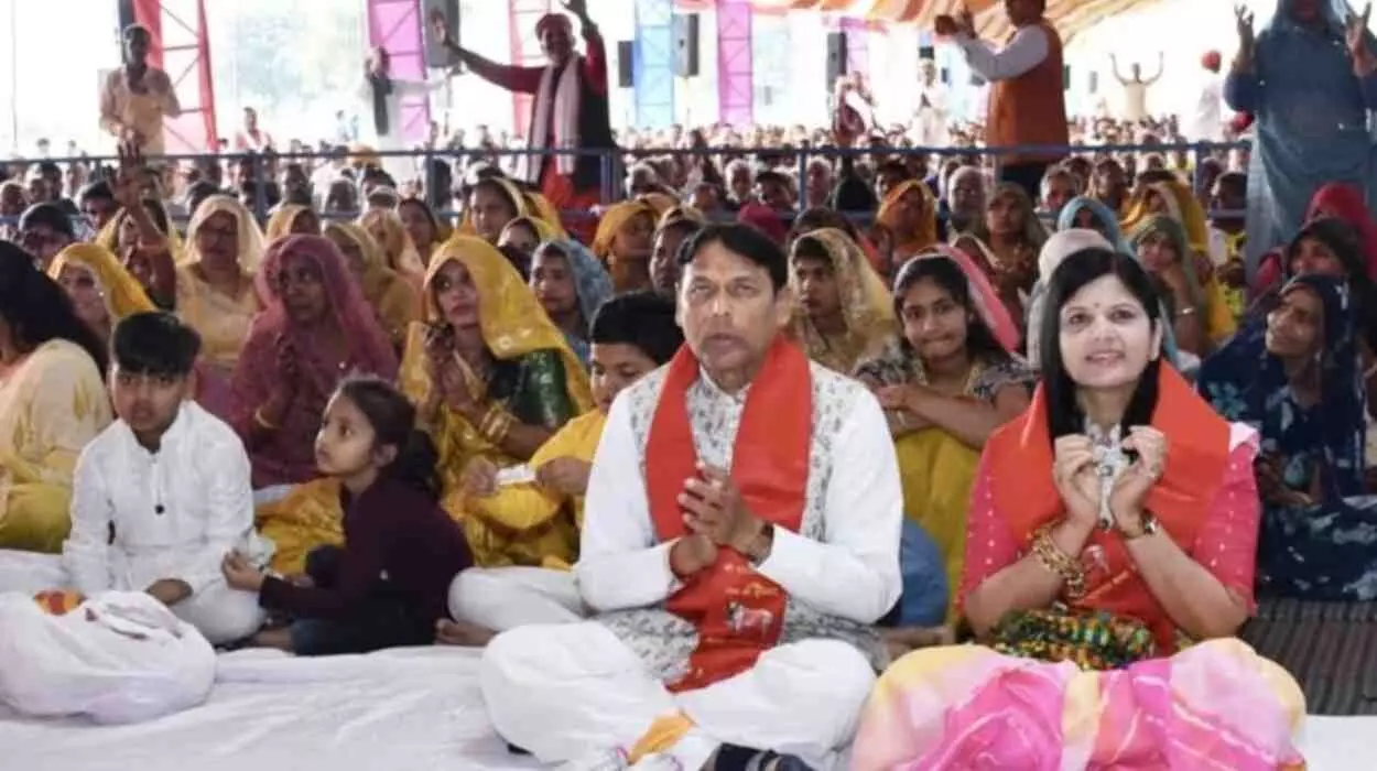 धतुरिया में श्रीमद भागवत कथा के दौरान व्यासपीठ पर बैठे संत प्रभुजी नागर और उपस्थित श्रद्धालु। धतुरिया में श्रीमद भागवत कथा के दौरान व्यासपीठ पर बैठे संत प्रभुजी नागर और उपस्थित श्रद्धालु।