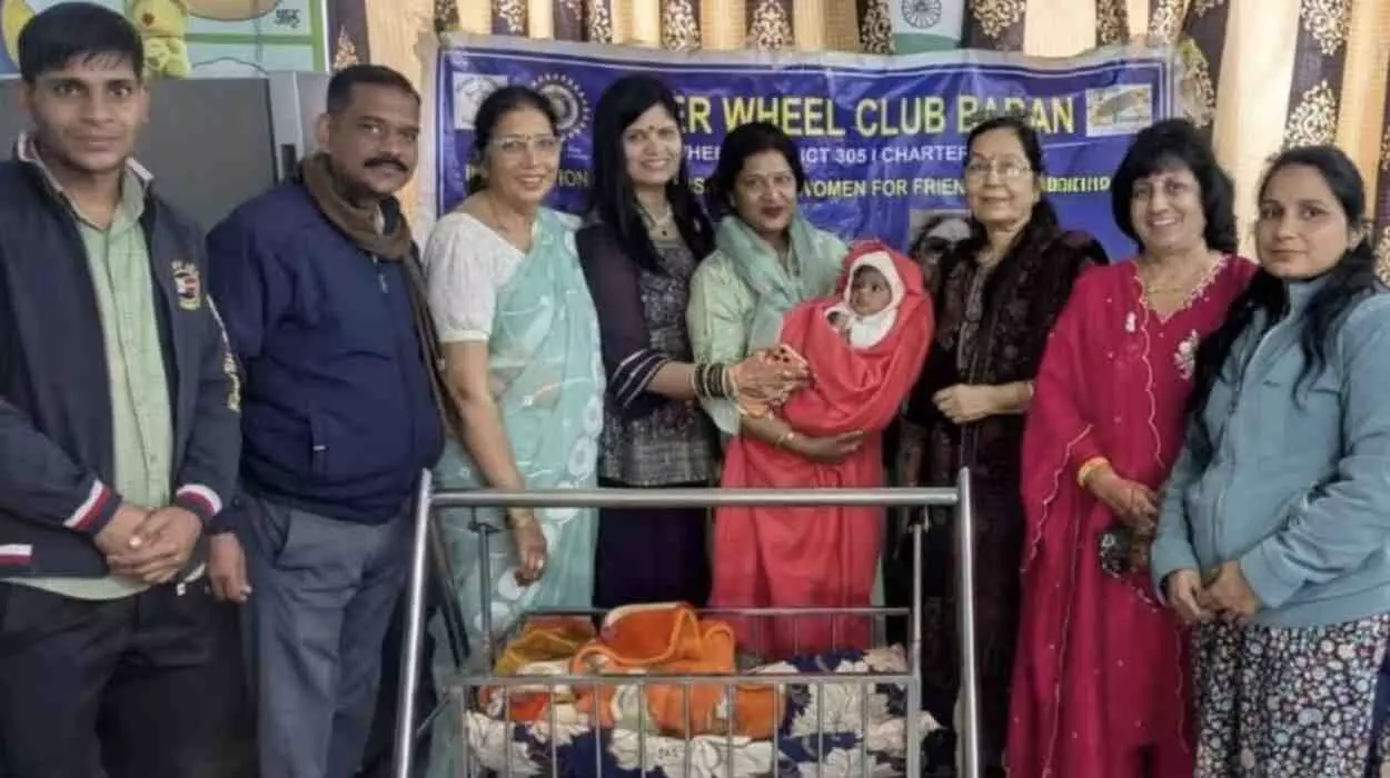 इनरव्हील क्लब बारां की सदस्य पालना गृह में नवजात बच्ची को कंबल ओढ़ाकर सेवा प्रोजेक्ट शुरू करती हुईं। इनरव्हील क्लब बारां की सदस्य पालना गृह में नवजात बच्ची को कंबल ओढ़ाकर सेवा प्रोजेक्ट शुरू करती हुईं।
