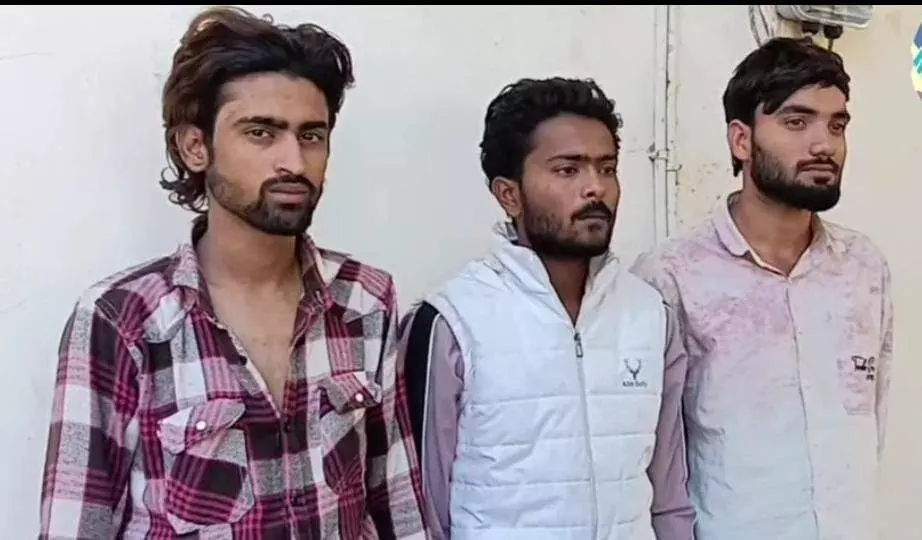 हिण्डौन सिटी कोतवाली थाने में पुलिस अभिरक्षा में खड़े पत्थरबाजी के आरोपी और पुलिस टीम। हिण्डौन सिटी कोतवाली थाने में पुलिस अभिरक्षा में खड़े पत्थरबाजी के आरोपी और पुलिस टीम।