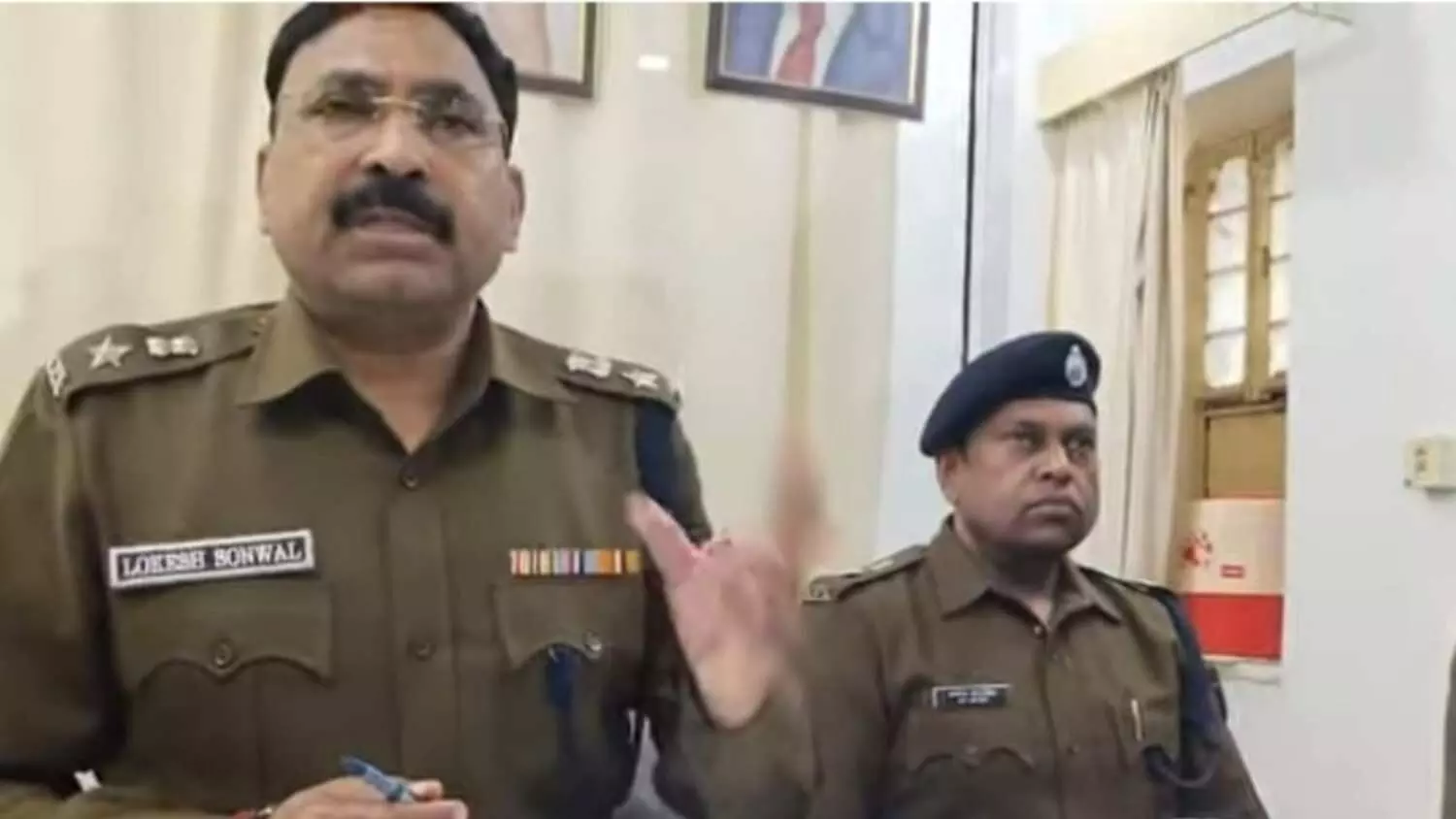 हिंडौन सिटी पुलिस टीम के साथ खड़े गिरफ्तार आरोपी और पुलिस अधीक्षक कोतवाली थाना परिसर में। हिंडौन सिटी पुलिस टीम के साथ खड़े गिरफ्तार आरोपी और पुलिस अधीक्षक कोतवाली थाना परिसर में।