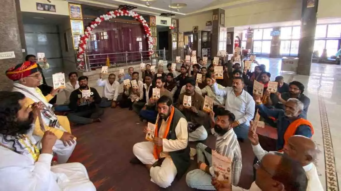 नीलकंठ महादेव मंदिर में गौ सम्मान अभियान की बैठक में चर्चा करते अतिथि और गौ भक्त। नीलकंठ महादेव मंदिर में गौ सम्मान अभियान की बैठक में चर्चा करते अतिथि और गौ भक्त।