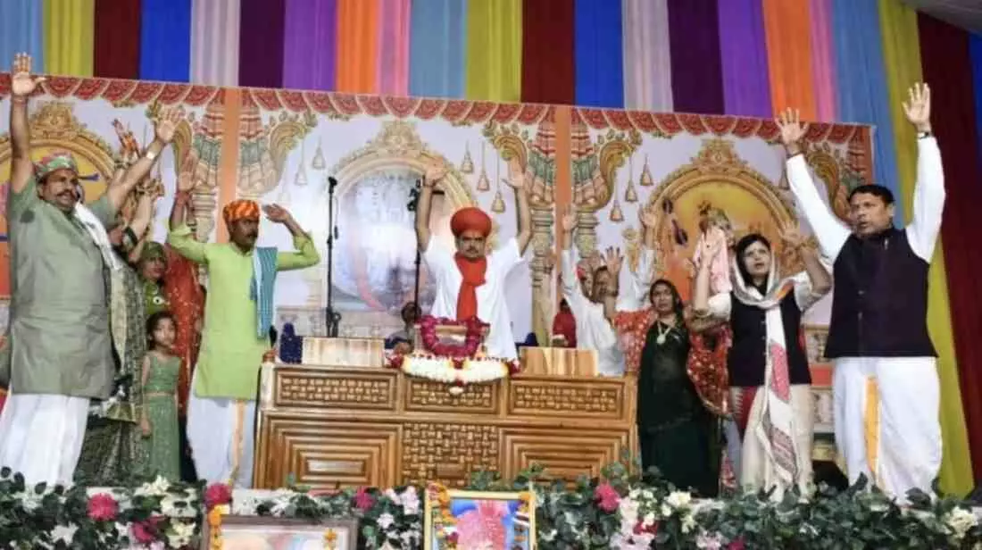 धतुरिया में श्रीमद् भागवत कथा के दौरान व्यास पीठ पर बैठे संत प्रभु जी नागर प्रवचन देते हुए। धतुरिया में श्रीमद् भागवत कथा के दौरान व्यास पीठ पर बैठे संत प्रभु जी नागर प्रवचन देते हुए।