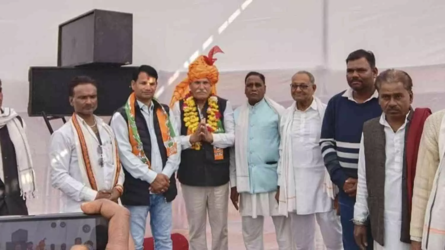 बारां में माली सैनी समाज के कार्यक्रम में कांग्रेस जिलाध्यक्ष हंसराज मीना का स्वागत करते समाज के लोग। बारां में माली सैनी समाज के कार्यक्रम में कांग्रेस जिलाध्यक्ष हंसराज मीना का स्वागत करते समाज के लोग।