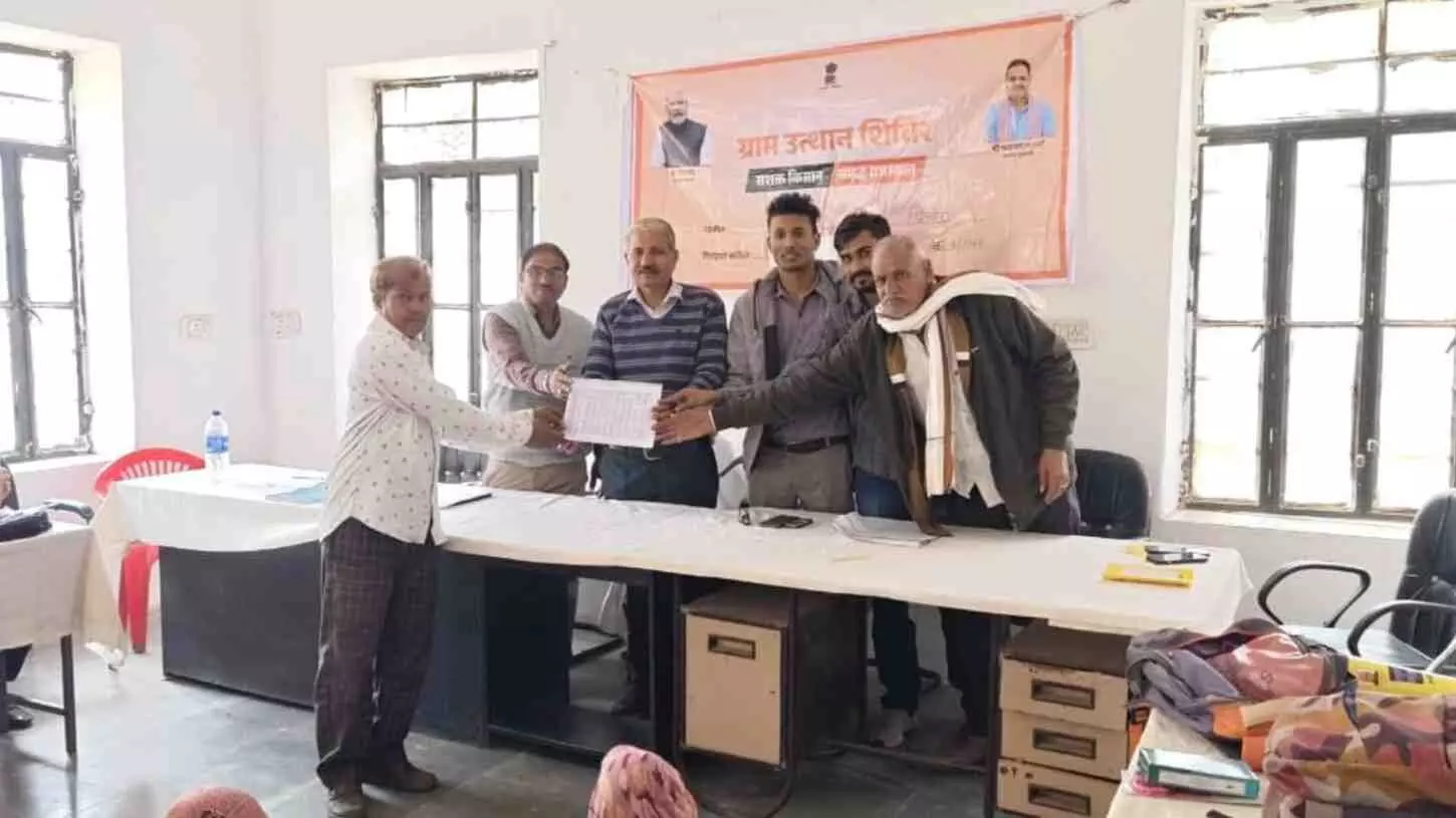 चेची ग्राम पंचायत के आईटी सेंटर में अधिकारियों द्वारा ग्रामीणों को सरकारी योजनाओं की जानकारी देते हुए दृश्य। चेची ग्राम पंचायत के आईटी सेंटर में अधिकारियों द्वारा ग्रामीणों को सरकारी योजनाओं की जानकारी देते हुए दृश्य।