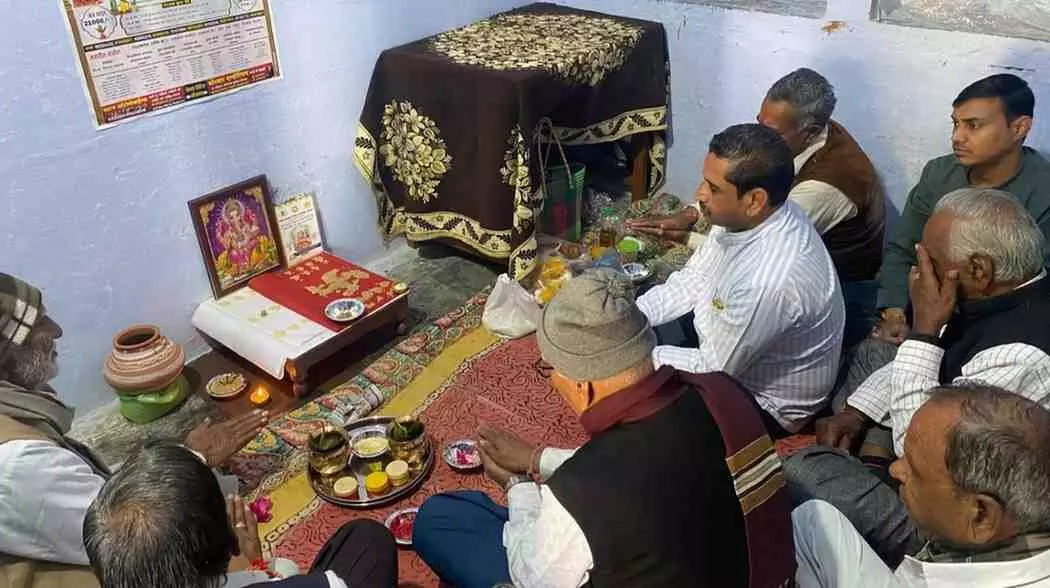 निंबाहेड़ा के विश्वकर्मा भवन में पोस्टर विमोचन करते मेवाड़ा कुमावत समाज के पुरुष और महिला पंच। निंबाहेड़ा के विश्वकर्मा भवन में पोस्टर विमोचन करते मेवाड़ा कुमावत समाज के पुरुष और महिला पंच।