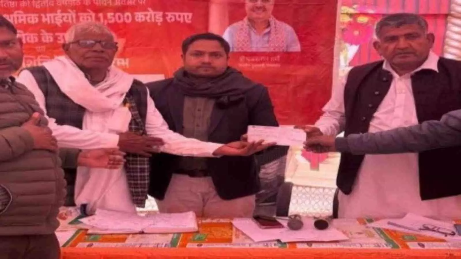 जयपुर के ग्राम उत्थान शिविर में प्रशासनिक अधिकारी किसान सहायता योजना के अंतर्गत आवश्यक दस्तावेजों की जांच करते हुए। जयपुर के ग्राम उत्थान शिविर में प्रशासनिक अधिकारी किसान सहायता योजना के अंतर्गत आवश्यक दस्तावेजों की जांच करते हुए।