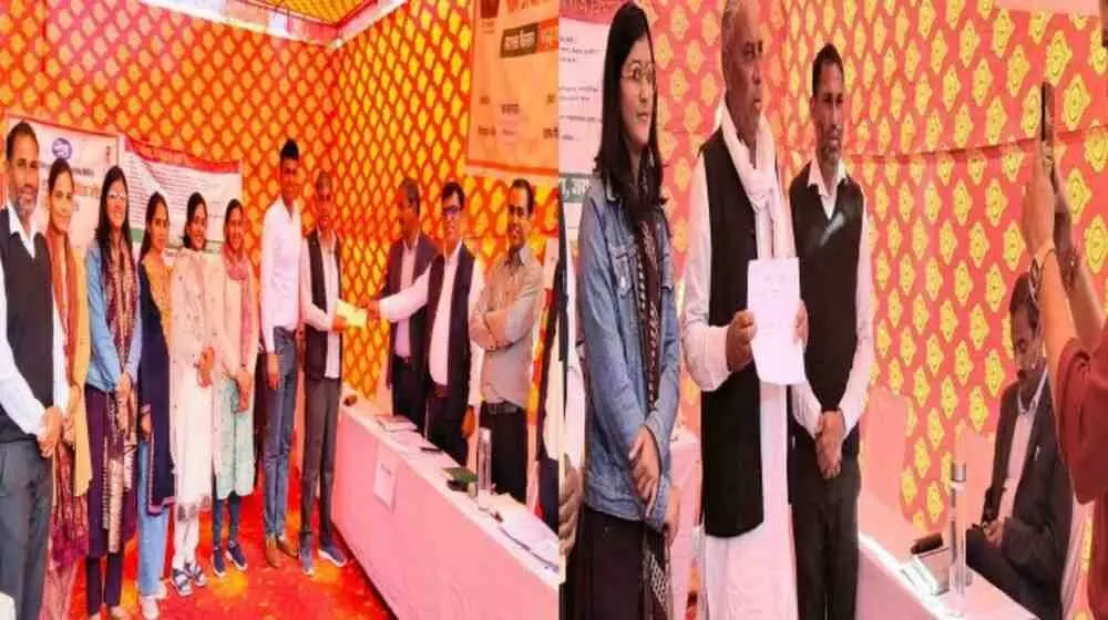 जयपुर में ग्राम उत्थान शिविर के दौरान कृषि अधिकारी से सॉयल हेल्थ कार्ड प्राप्त करते हुए किसान। जयपुर में ग्राम उत्थान शिविर के दौरान कृषि अधिकारी से सॉयल हेल्थ कार्ड प्राप्त करते हुए किसान।
