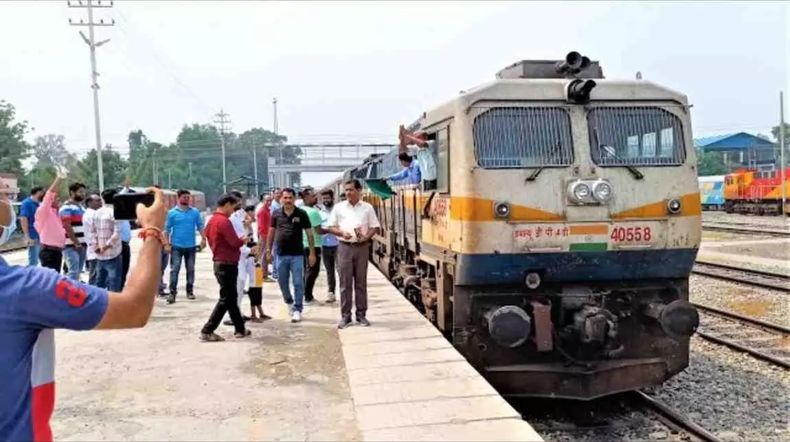 गोवालपारा रेलवे स्टेशन के प्लेटफॉर्म पर खड़ी अगरतला फिरोजपुर कैंट एक्सप्रेस ट्रेन ठहराव के संदर्भ में। गोवालपारा रेलवे स्टेशन के प्लेटफॉर्म पर खड़ी अगरतला फिरोजपुर कैंट एक्सप्रेस ट्रेन ठहराव के संदर्भ में।