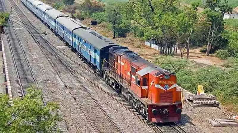 हिसार रेलवे स्टेशन के प्लेटफॉर्म पर खड़ी इंदौर-नई दिल्ली सुपरफास्ट एक्सप्रेस ट्रेन रेल सेवा विस्तार के संदर्भ में। हिसार रेलवे स्टेशन के प्लेटफॉर्म पर खड़ी इंदौर-नई दिल्ली सुपरफास्ट एक्सप्रेस ट्रेन रेल सेवा विस्तार के संदर्भ में।