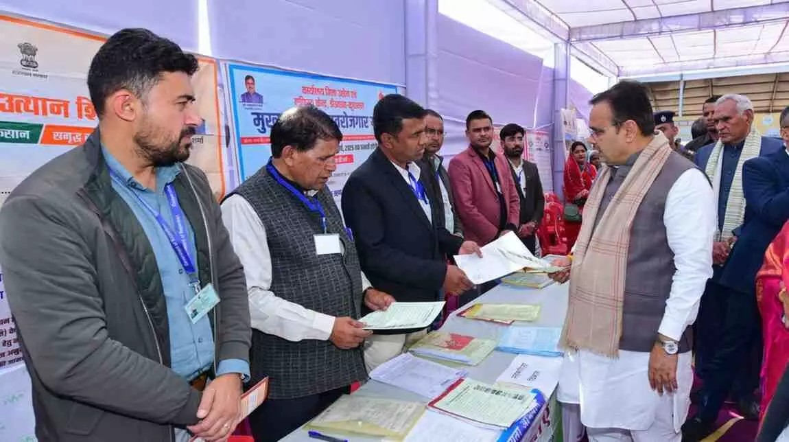 लाडनूं में आयोजित ग्राम उत्थान शिविर के मंच पर जनसभा को संबोधित करते हुए मुख्यमंत्री भजनलाल शर्मा।