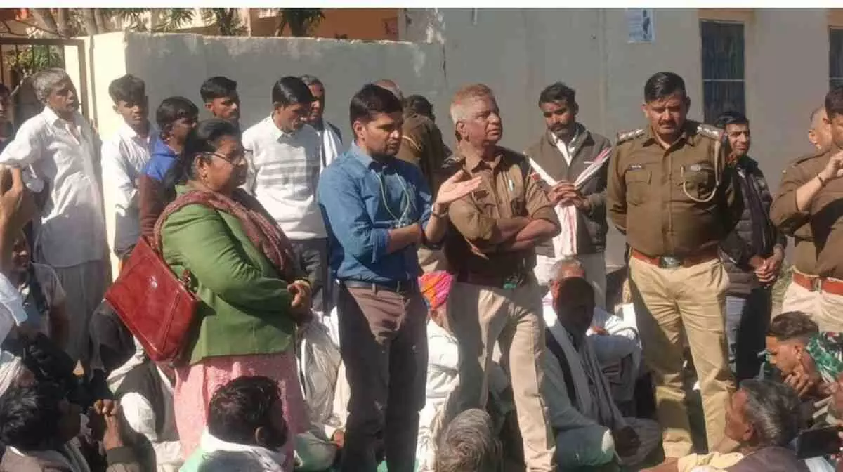 करौली के ससेडी राजकीय स्कूल के गेट पर तालाबंदी कर प्रदर्शन करते ग्रामीण और छात्र। करौली के ससेडी राजकीय स्कूल के गेट पर तालाबंदी कर प्रदर्शन करते ग्रामीण और छात्र।