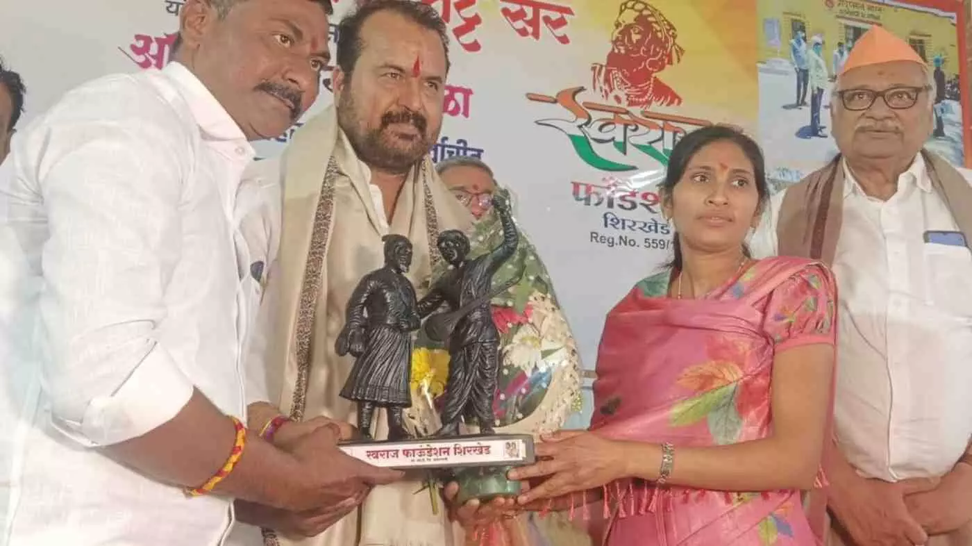 दिवसा में पूर्व विधायक साहेबराव तट्टे के जन्मदिन समारोह के दौरान मंच पर उपस्थित अतिथि और कार्यकर्ता। दिवसा में पूर्व विधायक साहेबराव तट्टे के जन्मदिन समारोह के दौरान मंच पर उपस्थित अतिथि और कार्यकर्ता।
