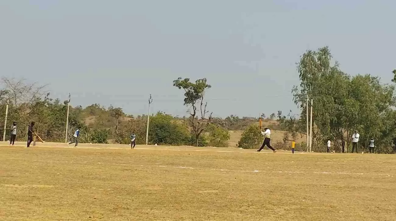लसाड़िया के कूण गांव में आयोजित क्रिकेट टूर्नामेंट के दौरान मैदान पर मैच खेलते खिलाड़ी और दर्शक।