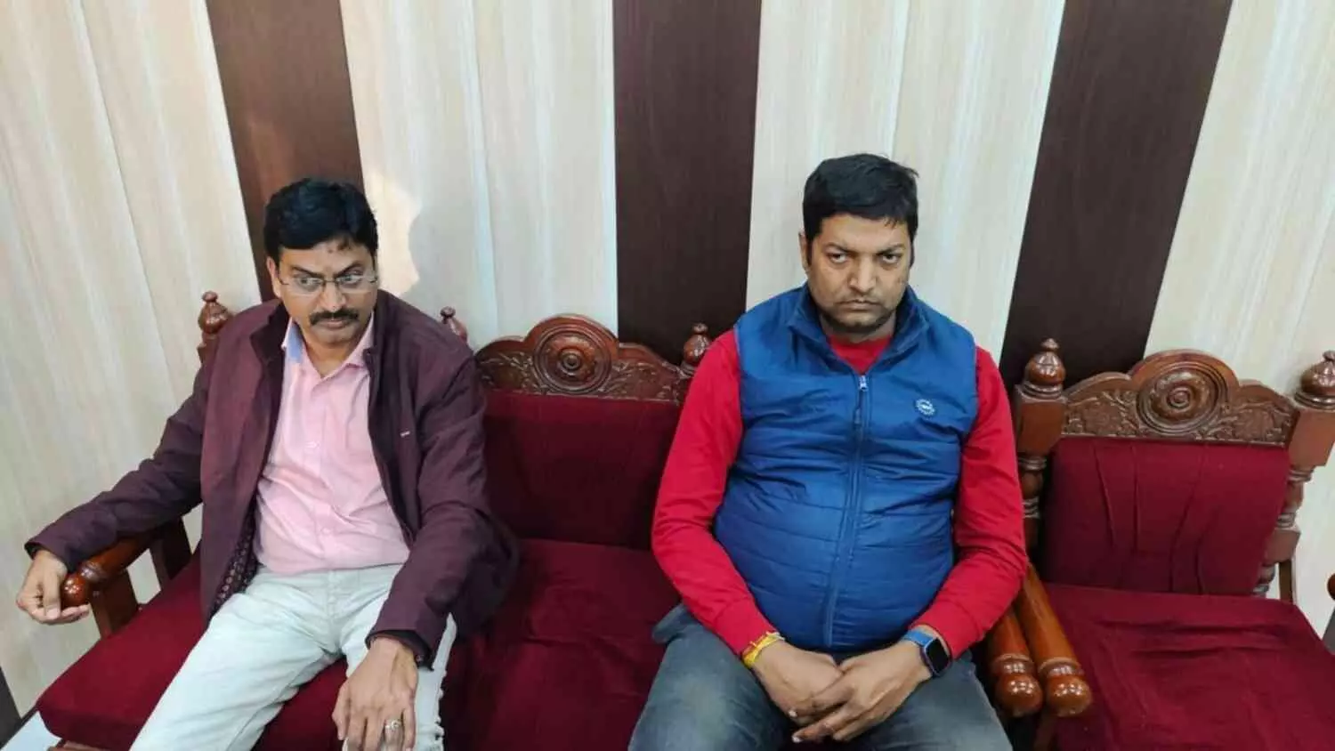 भरतपुर एसीबी टीम द्वारा रिश्वत लेते पकड़े गए दो कनिष्ठ अभियंता गिरफ्तारी के दौरान। भरतपुर एसीबी टीम द्वारा रिश्वत लेते पकड़े गए दो कनिष्ठ अभियंता गिरफ्तारी के दौरान।
