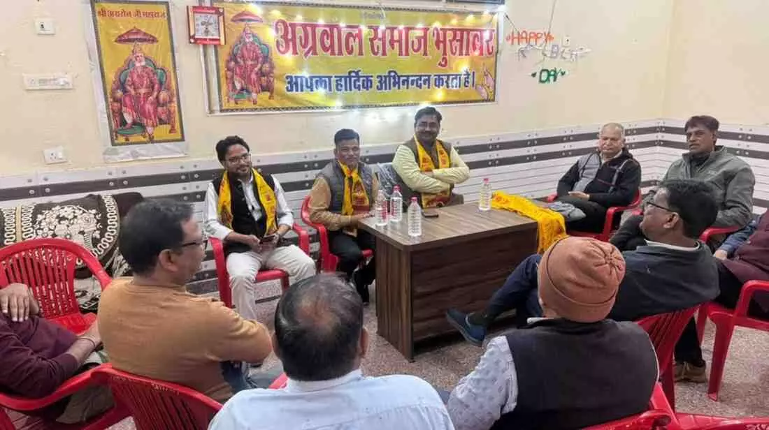 भुसावर में महाराजा अग्रसेन की प्रतिमा के समक्ष दीप प्रज्ज्वलित करते अग्रवाल समाज के पदाधिकारी और सदस्य भुसावर में महाराजा अग्रसेन की प्रतिमा के समक्ष दीप प्रज्ज्वलित करते अग्रवाल समाज के पदाधिकारी और सदस्य