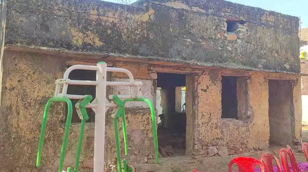 भुसावर के शहीद पार्क में क्षतिग्रस्त सामुदायिक भवन के बाहर खड़े ग्रामीण और स्थानीय निवासी ज्ञापन देते हुए। भुसावर के शहीद पार्क में क्षतिग्रस्त सामुदायिक भवन के बाहर खड़े ग्रामीण और स्थानीय निवासी ज्ञापन देते हुए।
